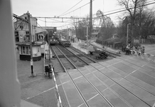 846057 Gezicht op de spoorwegovergang bij het N.S.-station Driebergen-Zeist te Driebergen-Rijsenburg, vanaf het seinhuis.